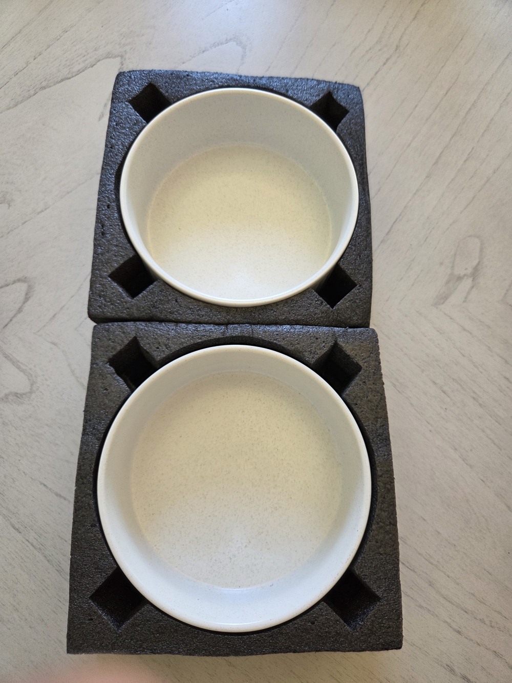Wellbro Ceramic Set of 2 Dog Bowls, 8-Cup or 64 oz. Water, White
